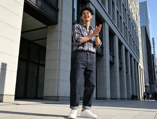 風をまとうマドラスチェック。大人の余裕は、少しの遊び心から。